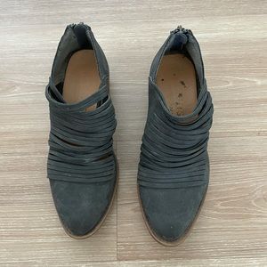 Coconuts by Matisse grey ankle boots (size 6)